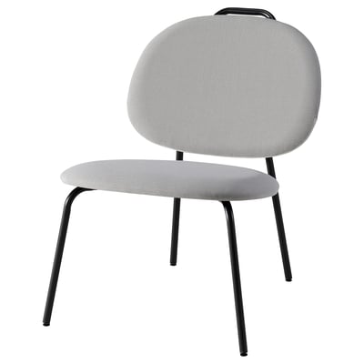 Chaise Gävele : grise, incurvée, assise et dossier en tissu, pieds en métal noir, design moderne.