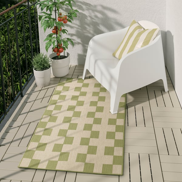 Balcon confortable : chaise blanche, plant de tomates vertes, tapis GÅNGSTIG.