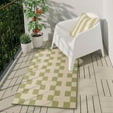 Balcon confortable : chaise blanche, plant de tomates vertes, tapis GÅNGSTIG.