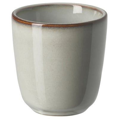 Tasse en céramique émaillée, couleur sable, forme ronde avec des bords rustiques, faisant partie de la série GLADELIG.