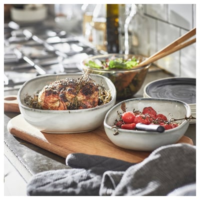 Les plats à four glacés au sable, lot de 2, servent les repas avec style.