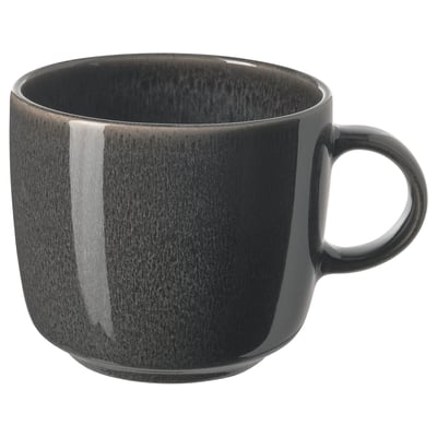 Une tasse GLADELIG élégante et gris foncé avec une poignée lisse et incurvée et une finition brillante. Fabriqué en grès, il a un design simple et élégant.