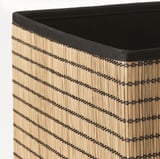 Panier en jonc de mer tissé à la main, motif rayé, construction durable, finition foncée.