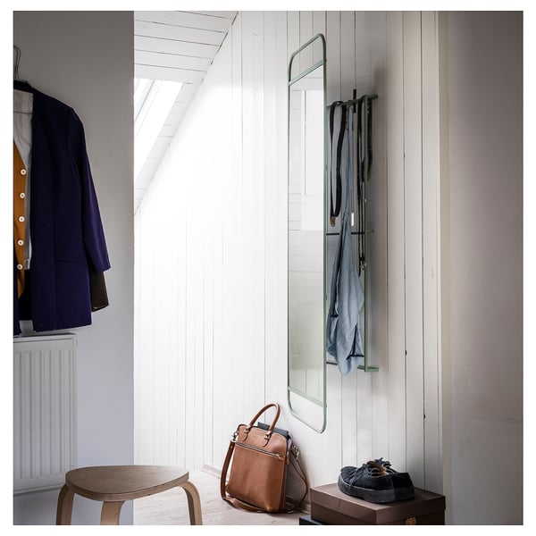Spiegel avec crochets, blanc, rectangulaire, design minimaliste, mural, tabouret en bois, sac à main.
