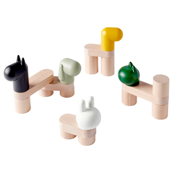 Quatre créatures colorées des bois sur des plates-formes.