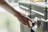 Réglage du barbecue dans la cuisine extérieure