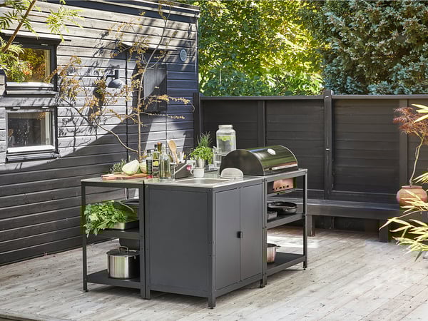 Patio avec station de grillades, plantes.
