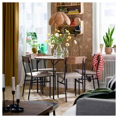 Table ronde GRÖTÅN : plateau en bois naturel, pieds en métal noir, design épuré et stable.