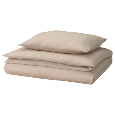 Un ensemble housse de couette et taie d’oreiller beige soigneusement plié GROVSNÄRJA en flanelle de coton doux et brossé, parfait pour les nuits douillettes.