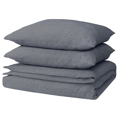 Trois coussins carrés gris soigneusement empilés. Design simple et moderne. Tissu doux et brossé pour plus de confort.