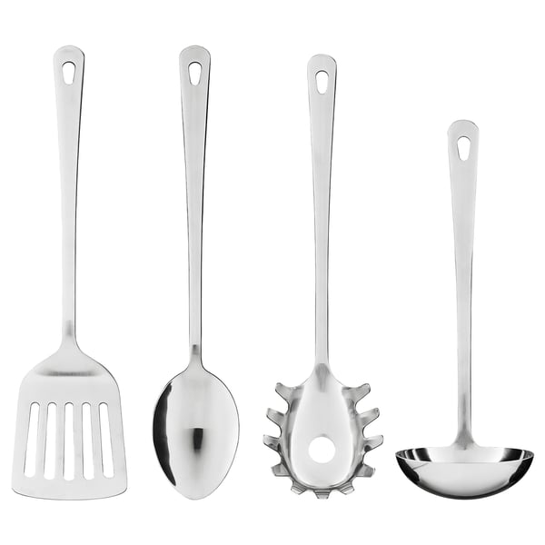 Quatre ustensiles de cuisine en acier inoxydable : spatule, cuillère, écumoire, louche, tous avec de longues poignées et des motifs similaires.