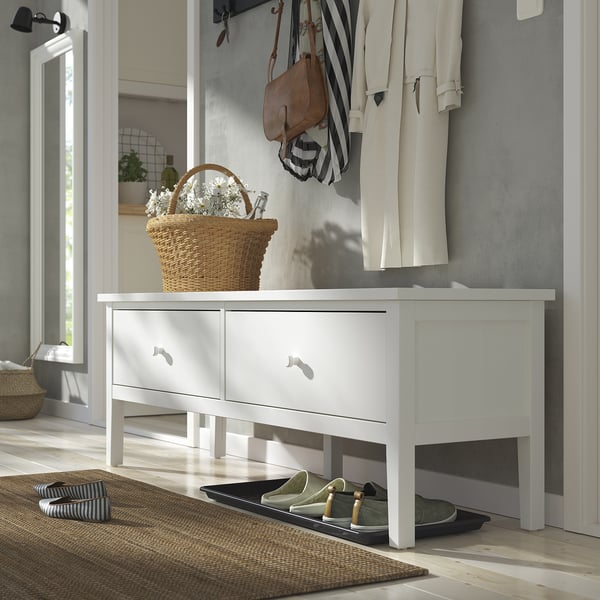 Scène d’entrée moderne avec banc de rangement blanc GULLABERG, panier en osier et patères.