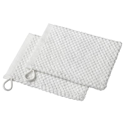 Deux gants de lavage en coton blanc GULVIAL , empilés proprement, doux, texturés avec des boucles pour les suspendre.