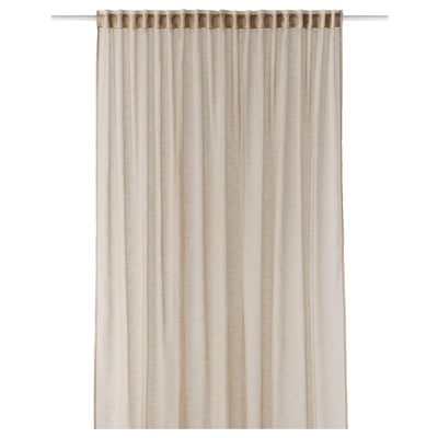 Rideau beige transparent HÄLLEBRÄCKA , réalisé en polyester recyclé à 100 %, une poche pour tiges facile à suspendre, diffusant la lumière du jour et offrant de l’intimité.