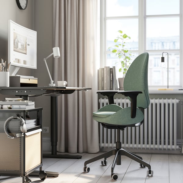 Bureau à domicile avec chaise verte HATTEFJÄLL, bureau, ordinateur, lampe et fenêtre.