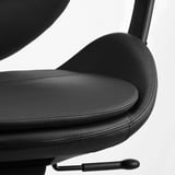 Chaises de bureau haut de gamme avec sièges rembourrés et accoudoirs robustes.