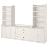 L’ensemble de rangement HAUGA blanc, combine des étagères et des armoires pour un rangement polyvalent.