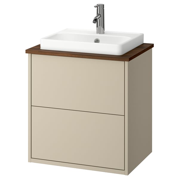 Meuble de salle de bain beige HAVBÄCK, mural avec tiroirs beiges, plateau en noyer, vasque en céramique blanche, robinet chromé.