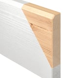 Une structure à ossature de bois avec grain visible, superposée avec des panneaux lisses, de couleur claire.