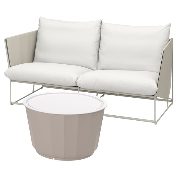 Canapé d’extérieur blanc moderne avec coussins et table basse. Cadre en métal élégant, coussins moelleux, table d’appoint circulaire.
