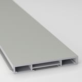 Gros plan sur le socle de cuisine gris clair élégant et moderne, surface lisse, design épuré.