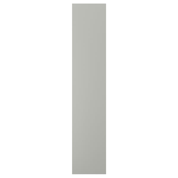 Une porte d’armoire de cuisine rectangulaire HAVSTORP gris clair avec une finition laquée lisse.