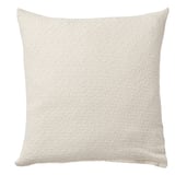Un coussin HEDSÄV carré blanc cassé avec une housse en coton texturé et une fermeture à glissière.