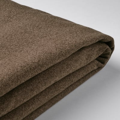 Tissu brun plié sur surface blanche. Le polyester recyclé doux est confortable et durable.