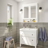 Salle de bain moderne avec meuble-lavabo HEMNES, armoire à miroir et serviettes bleues.