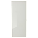 Une porte ikea høgbø pour une bibliothèque billy, présentant un design blanc élégant avec du verre transparent, entouré d’un cadre en aluminium.