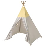 La tente pour enfants HÖVLIG est jaune et grise, en polyester recyclé, conique avec des poteaux en bois.