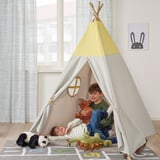 Deux enfants jouant à l’intérieur d’une tente HÖVLIG avec des jouets, profitant d’un espace confortable et imaginatif.