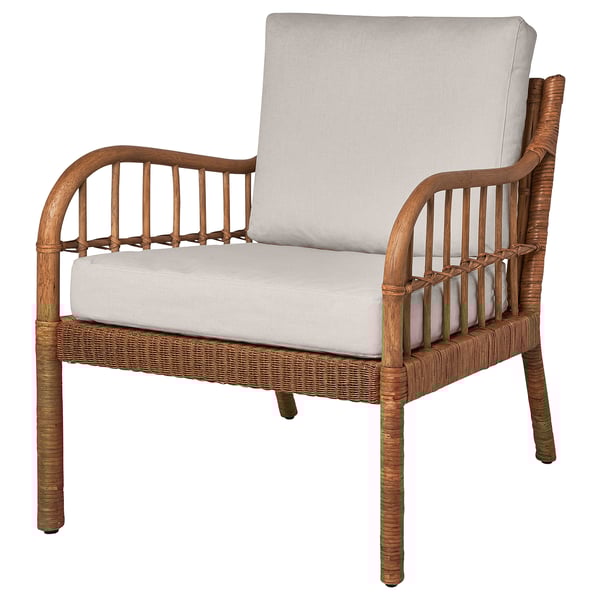 Le fauteuil HOLMSTA en rotin naturel et bois avec coussins gris. Il a un dossier et des accoudoirs incurvés, offrant un design confortable et décoratif.