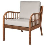Le fauteuil HOLMSTA en rotin naturel et bois avec coussins gris. Il a un dossier et des accoudoirs incurvés, offrant un design confortable et décoratif.