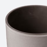 Jardinière gris-beige, bords lisses et nets, artisanat de qualité.