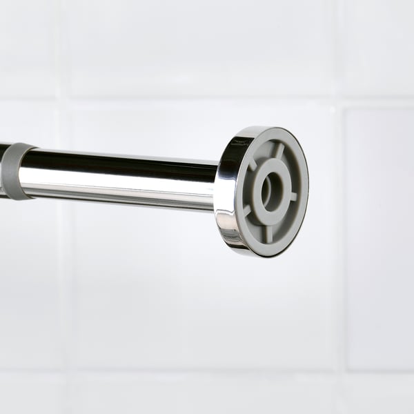 Gros plan de l’extrémité d’une tringle à rideau de douche chromée, montrant son design robuste, brillant et élégant avec un mécanisme sécurisé.