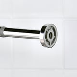 Gros plan de l’extrémité d’une tringle à rideau de douche chromée, montrant son design robuste, brillant et élégant avec un mécanisme sécurisé.