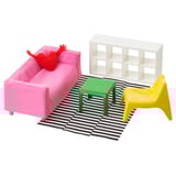 Ensemble de meubles de poupée miniature avec canapé rose vif, table verte, chaise jaune, étagère blanche et tapis à rayures noires et blanches.
