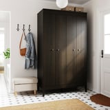 Armoire moderne en bois sombre IDANÄS avec portes pliantes, manteau suspendu et crochets.
