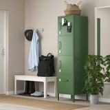 Armoire IDÅSEN verte avec plusieurs tiroirs, offrant un grand espace de rangement.