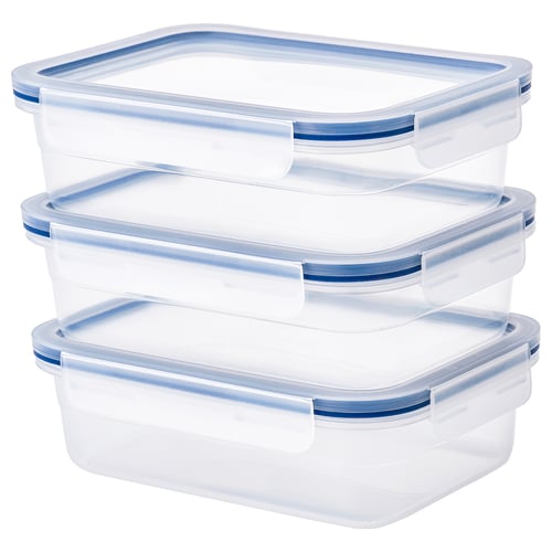 Trois récipients alimentaires en plastique transparent avec des couvercles bleus soigneusement empilés. Forme rectangulaire, durable et empilable.