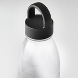 Bouteille d’eau en plastique transparent avec couvercle noir, dotée d’une poignée en boucle robuste et d’une conception robuste. Idéal pour une utilisation durable au quotidien.