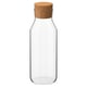 Option : Carafe en verre transparent IKEA 365+ avec couvercle en liège, design élégant et simple pour stocker les boissons.