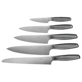 Six couteaux IKEA 365+, en acier inoxydable avec des poignées rainurées noires, disposés soigneusement en rangée, adaptés à diverses tâches de cuisine.