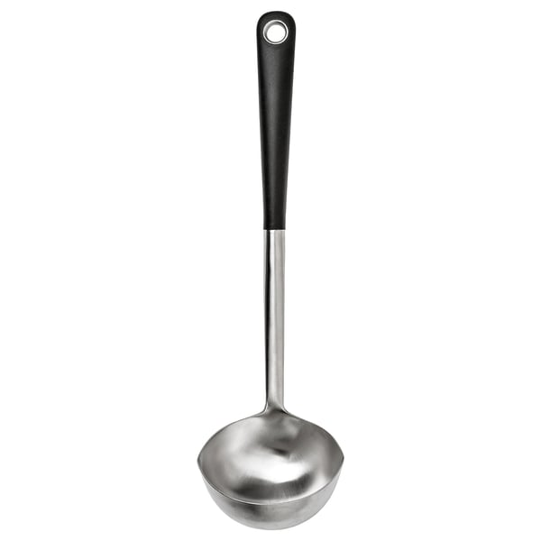 Une louche IKEA 365+ HJÄLTE en acier inoxydable à poignée noire, dotée d’un bol rond et d’une prise en main confortable.