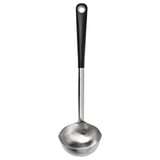 Une louche IKEA 365+ HJÄLTE en acier inoxydable à poignée noire, dotée d’un bol rond et d’une prise en main confortable.