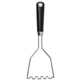 Presse-purée noir avec fils métalliques argentés, poignée caoutchoutée et trou de suspension d’IKEA 365+.