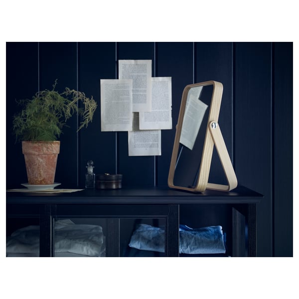 Miroir IKORNNES sur étagère avec plantes et vêtements