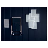 Mur sombre avec miroir à cadre en bois. Des papiers étaient attachés autour.