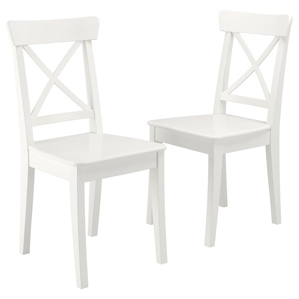 Deux chaises INGOLF blanches. Design simple et carré, en bois massif avec finition peinture acrylique.